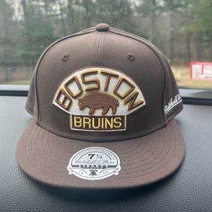 Fitted Hat Size 7 1/4 perfect condition still with tags Brand: Mitchell And Ness